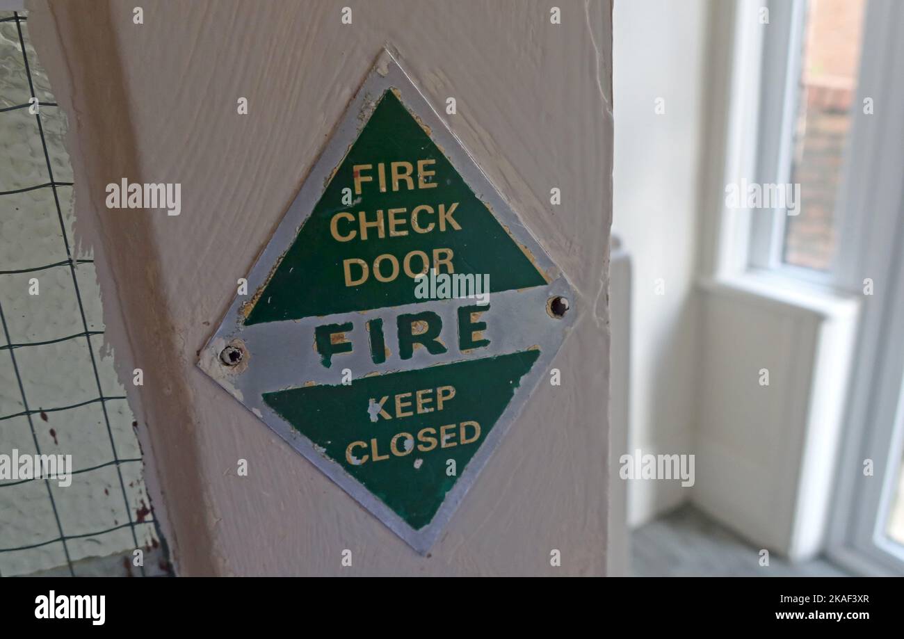 Brandschutztür - Brandschutztür - geschlossen halten - grünes Schild in einem Gemeinschaftsblock Stockfoto