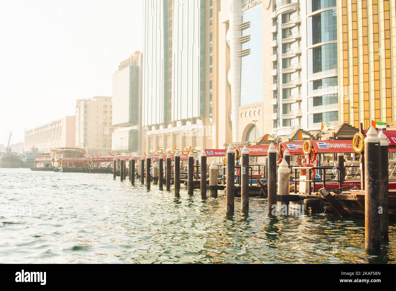 Dubai, VAE - 12.. oktober, 2022: Vintage Boote Abra auf dem Fluss durch schöne neue Gebäude in Dubai Creek District im Sommer Stockfoto