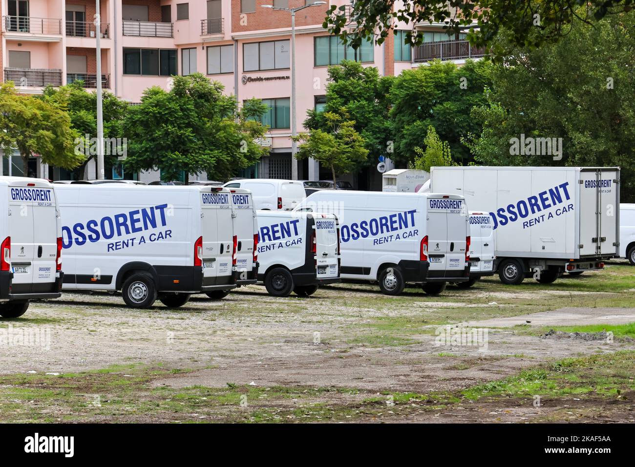 Eine Reihe von Fahrzeugen der Firma Grossorent Rent a Car, die in einem Park in Leiria, Portugal, geparkt sind Stockfoto