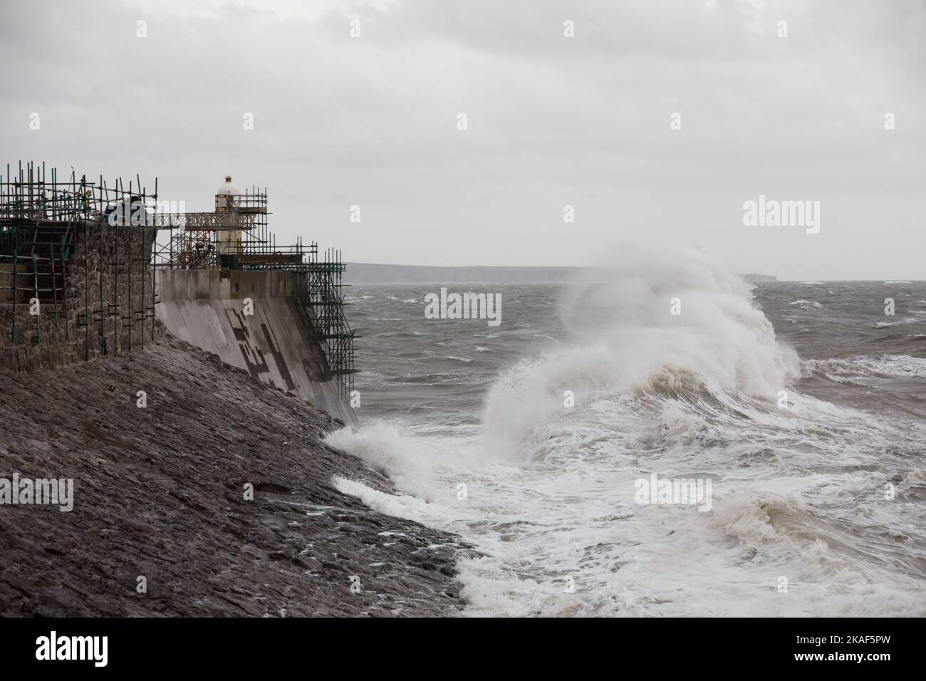 Porthcawl, South Wales, Großbritannien. 2 Oktober ’ 22. Britisches Wetter: Wellen stürzen heute Nachmittag an der Küste ab, verursacht durch Sturm Claudio. Quelle: Andrew Bartlett/Alamy Live News Stockfoto