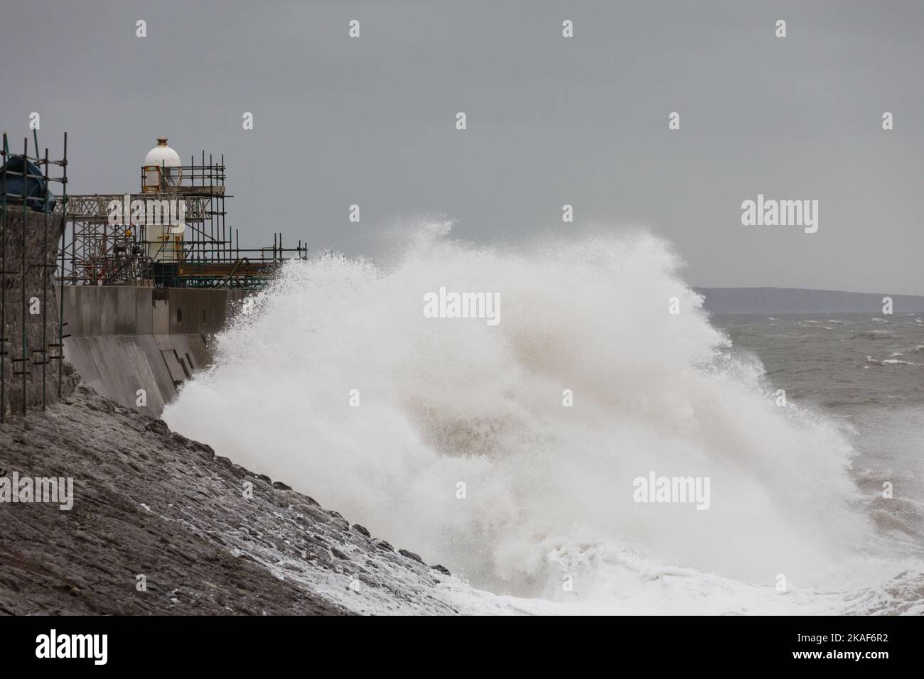 Porthcawl, South Wales, Großbritannien. 2 Oktober ’ 22. Britisches Wetter: Wellen stürzen heute Nachmittag an der Küste ab, verursacht durch Sturm Claudio. Quelle: Andrew Bartlett/Alamy Live News Stockfoto