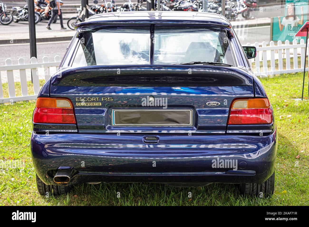 Eine Nahaufnahme von Details des blauen historischen Ford Escort RS Cosworth Autos von hinten Stockfoto