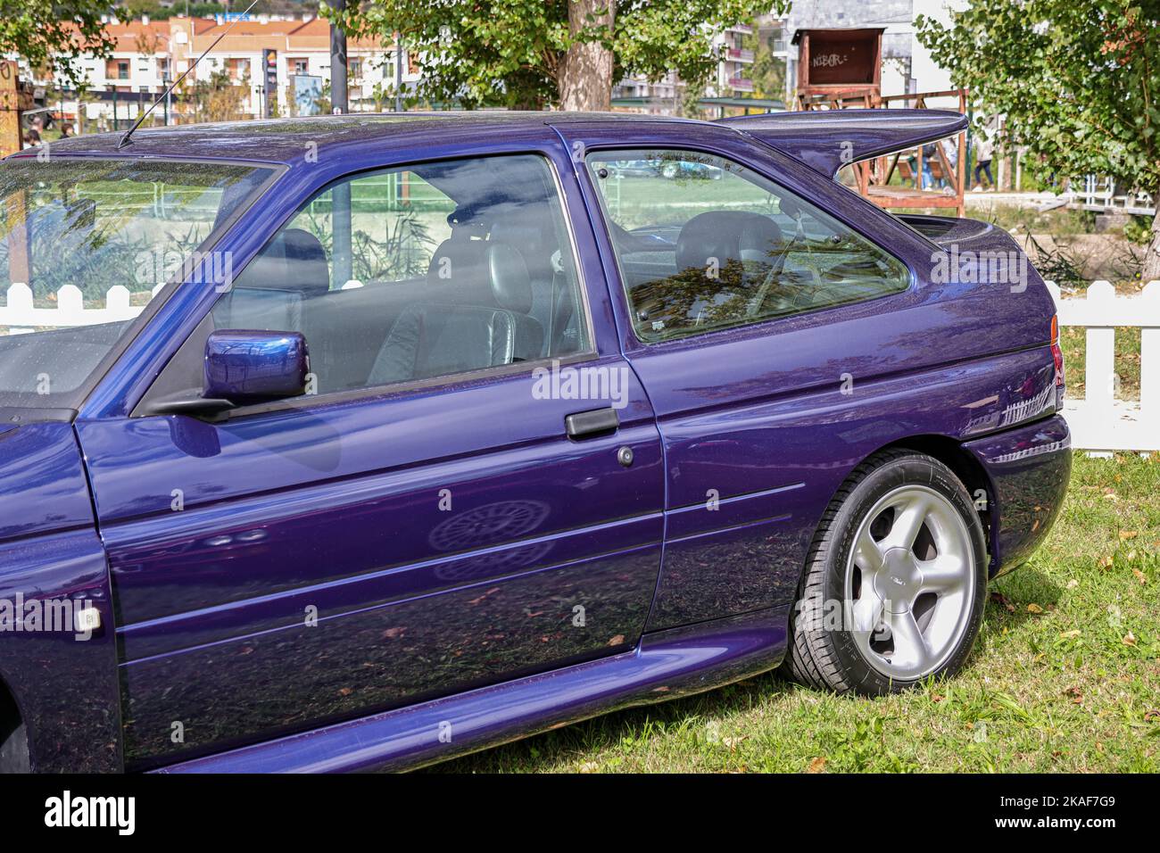 Eine Nahaufnahme von Details des blauen historischen Ford Escort RS Cosworth Autos Stockfoto