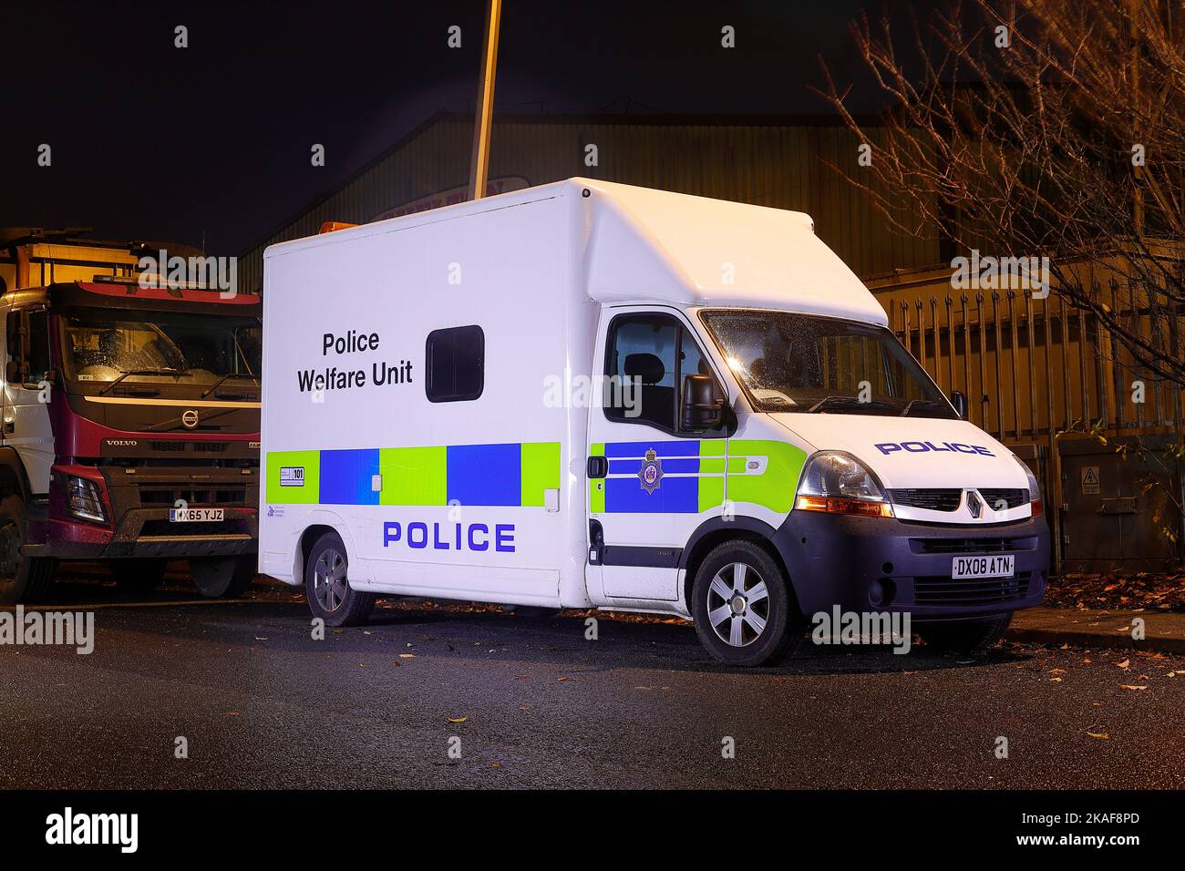 Eine Polizeidienststelle parkte auf dem Gelände von Skelton Skip Hire auf dem Knowsthorpe Way in Cross Green in Leeds, nachdem menschliche Körperteile gefunden wurden Stockfoto