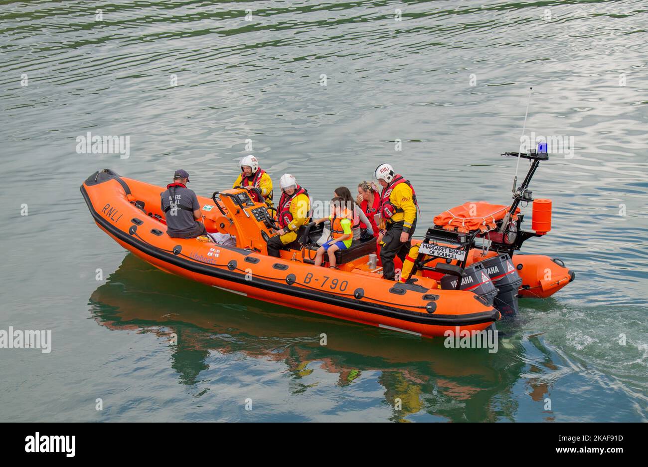 RNLI Royal National Lifeboat Institution Starres aufblasbares Boot, das mit geretteten Überlebenden zurückkehrt. Stockfoto