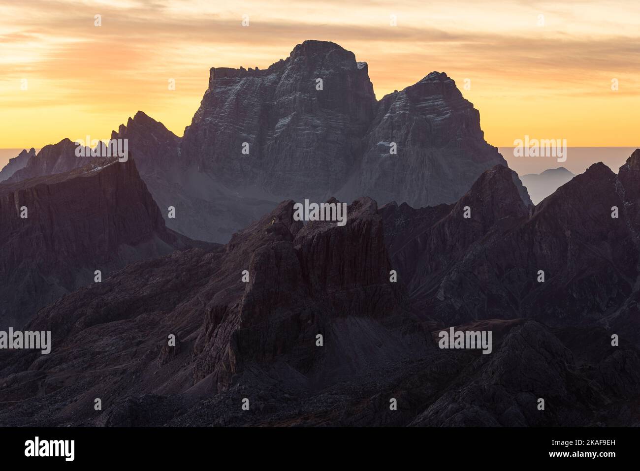 Sonnenaufgang auf dem Gipfel des kleinen Lagazuoi mit dem Panorama der Dolomiten und der Gipfel des Monte Pelmo, Novolau, Averau, Italien Stockfoto