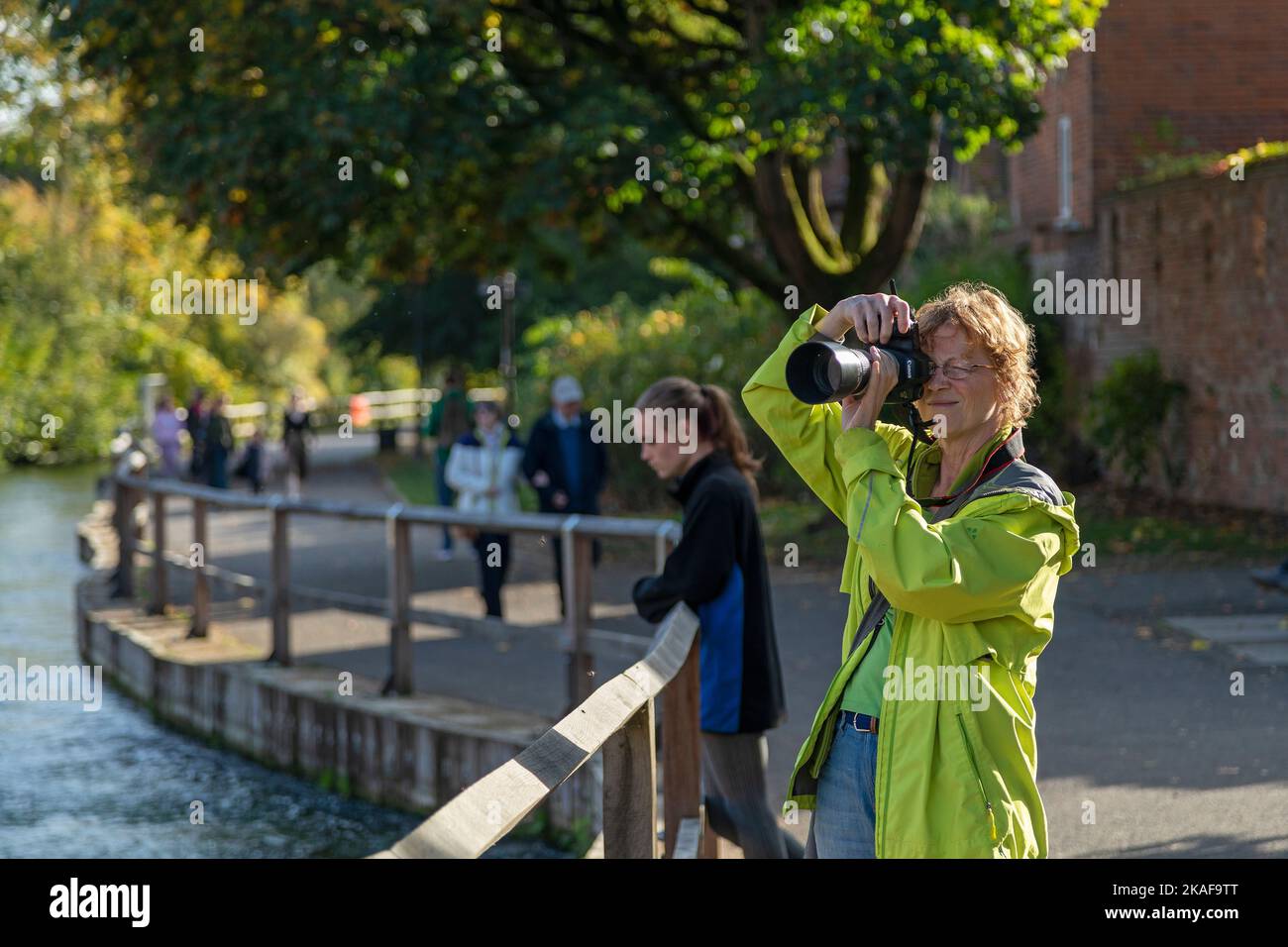 Frau, die Fotos macht, River Itchen, Winchester, Hampshire, England, Großbritannien Stockfoto