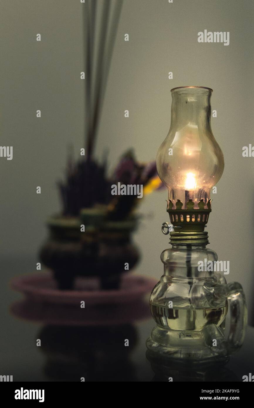 Eine vertikale Aufnahme einer alten Öllampe auf einem Tisch Stockfoto