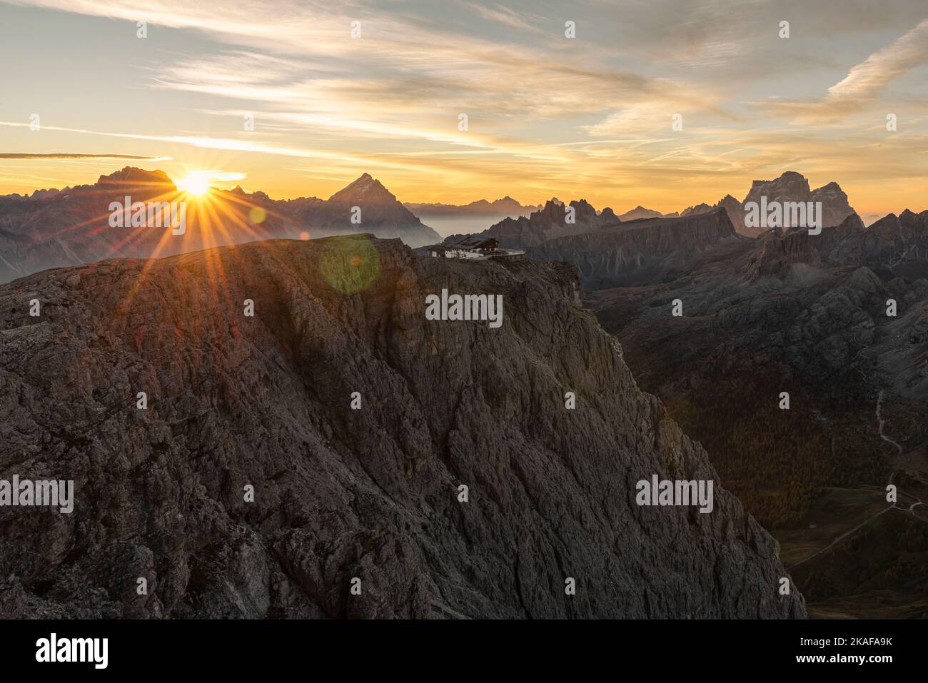 Sonnenaufgang auf dem Gipfel des kleinen Lagazuoi mit dem Panorama der Dolomiten und der Gipfel von Sorapiss, Antelao, Monte Pelmo, Novolau, Averau, Italien Stockfoto
