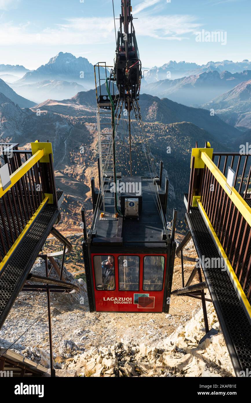 Eine Gondel der Lagazuoi-Seilbahn nähert sich der Bergstation vor einer herbstlichen Dolomitenlandschaft, Cortina d'Ampezzo, Italien Stockfoto
