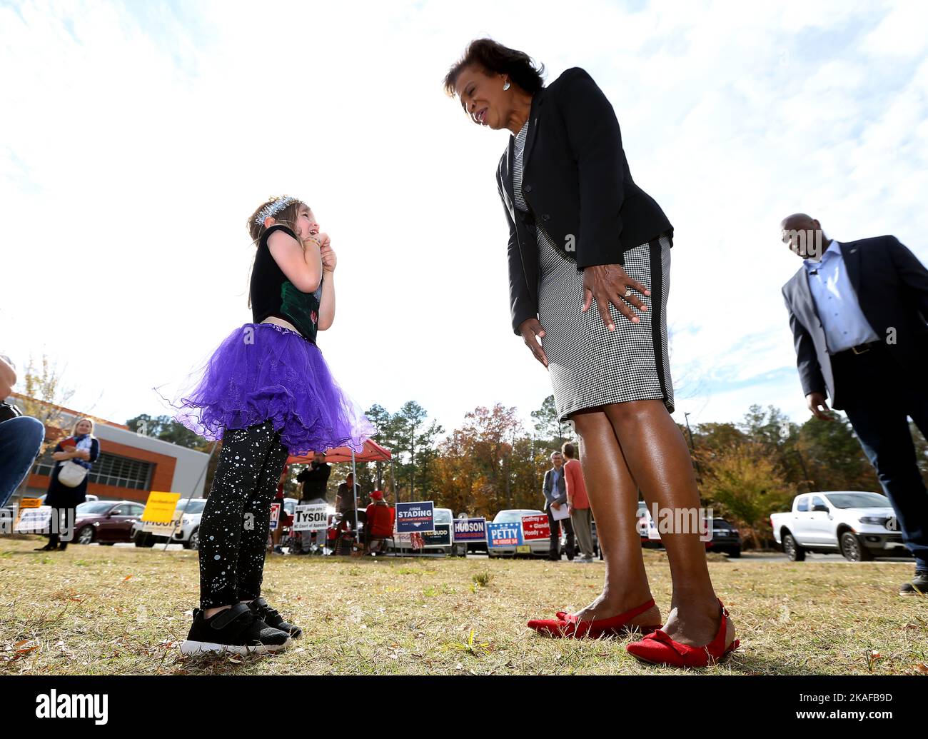 PITTSBORO, North Carolina, USA. 2.. November 2022. Die 5-jährige JANE WEBB trifft die Kandidatin des Senats von North Carolina und ehemalige Chefjustiz des Obersten Gerichtshofs von North Carolina, CHERI BEASLEY, während eines Wahlbesuchs am Central Carolina Community College in Pittsboro, NC, als Teil von ihr, für die People: Get Out the Vote Tour. (Bild: © Bob Karp/ZUMA Press Wire) Bild: ZUMA Press, Inc./Alamy Live News Stockfoto