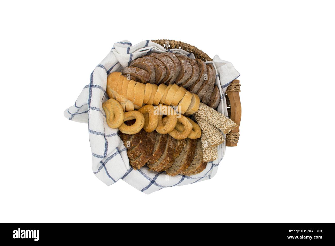Korb mit verschiedenen Brotvarianten isoliert auf weißem Hintergrund von oben. Stockfoto