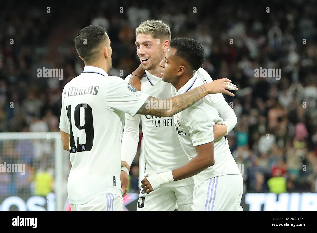 Madrid, Spanien. 02.. November 2022. Real Madrid Spieler feiern am 2. November 2022 während des Champions League Match Day 6 zwischen Real Madrid und dem Celtic FC im Santiago Bernabeu Stadion in Madrid, Spanien. Kredit: Edward F. Peters/Alamy Live Nachrichten Stockfoto