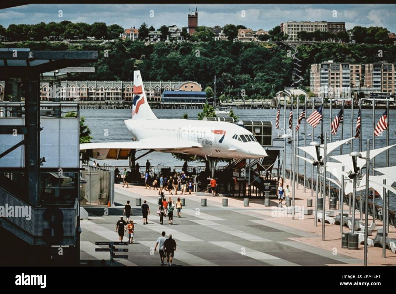 Der überfüllte Concorde Hudson River mit einem großen Flugzeug in Manhattan, New York City Stockfoto