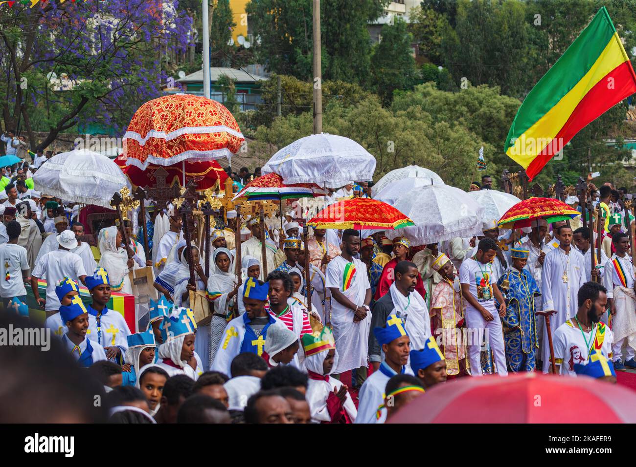 GONDAR, ÄTHIOPIEN, 18 2019. JANUAR: Menschen in traditioneller Kleidung feiern das Timkat-Fest, das wichtige äthiopisch-orthodoxe Fest Stockfoto