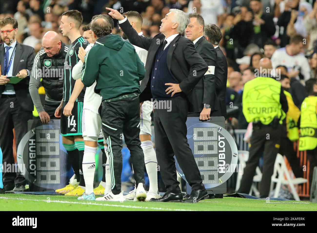 Madrid, Spanien. 31. Oktober 2022. Real Madrid´s Trainer Ancelotti reagiert am 2. November 2022 während des Champions League Match Day 6 zwischen Real Madrid und dem Celtic FC im Santiago Bernabeu Stadion in Madrid, Spanien. (Foto von Edward F. Peters/Sipa USA) Quelle: SIPA USA/Alamy Live News Stockfoto