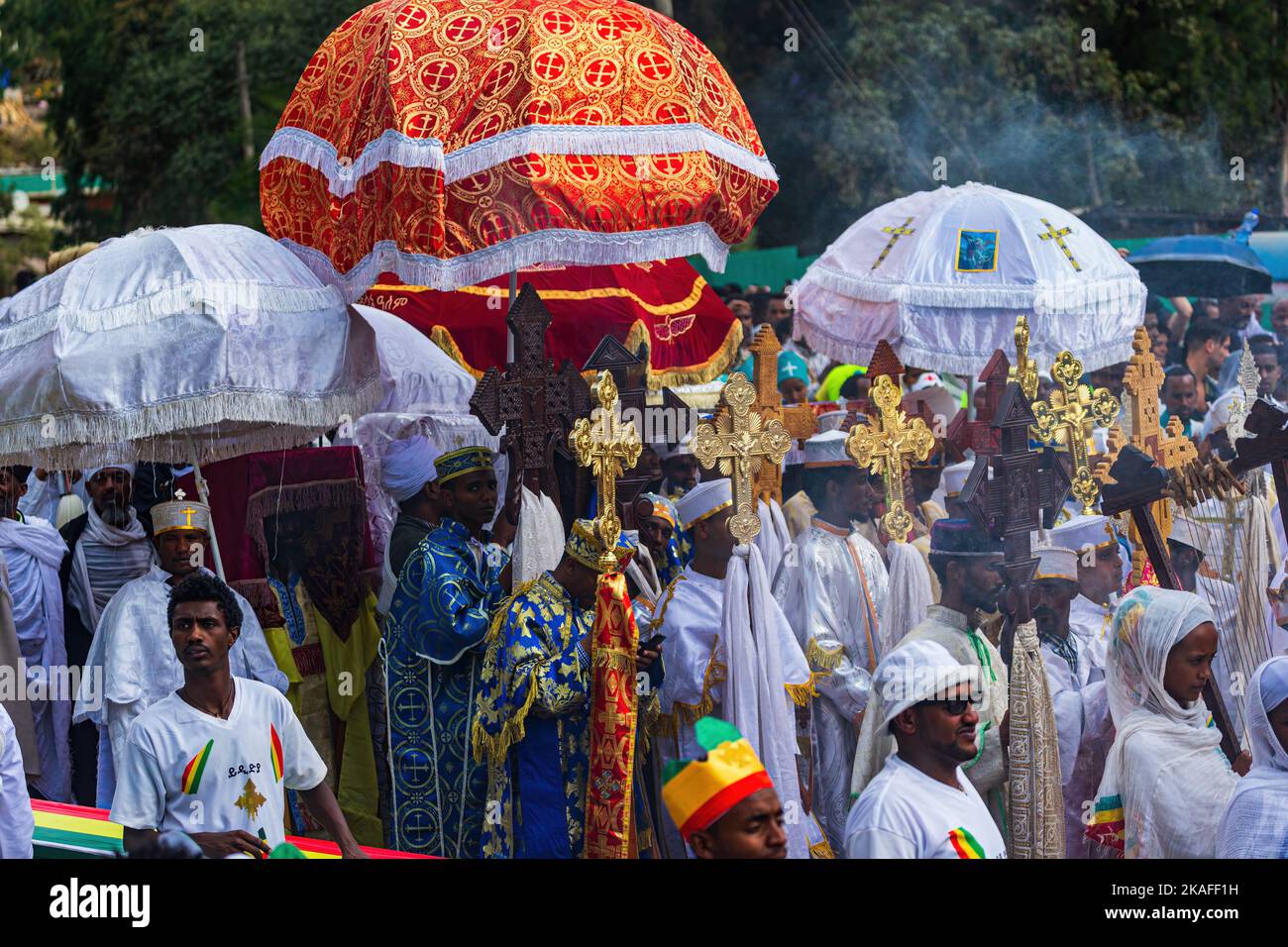 GONDAR, ÄTHIOPIEN, 18 2019. JANUAR: Menschen in traditioneller Kleidung feiern das Timkat-Fest, das wichtige äthiopisch-orthodoxe Fest Stockfoto