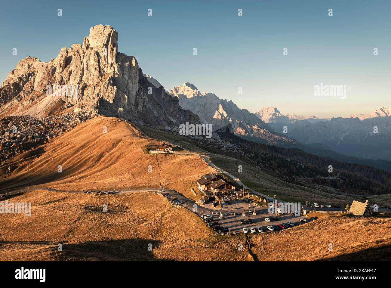 Die Ampezzo-Dolomiten mit Ra Gusela, Nuvolau und Averau leuchten am Giau-Pass bei Sonnenuntergang, Cortina d'Ampezzo, Dolomiten, Italien Stockfoto