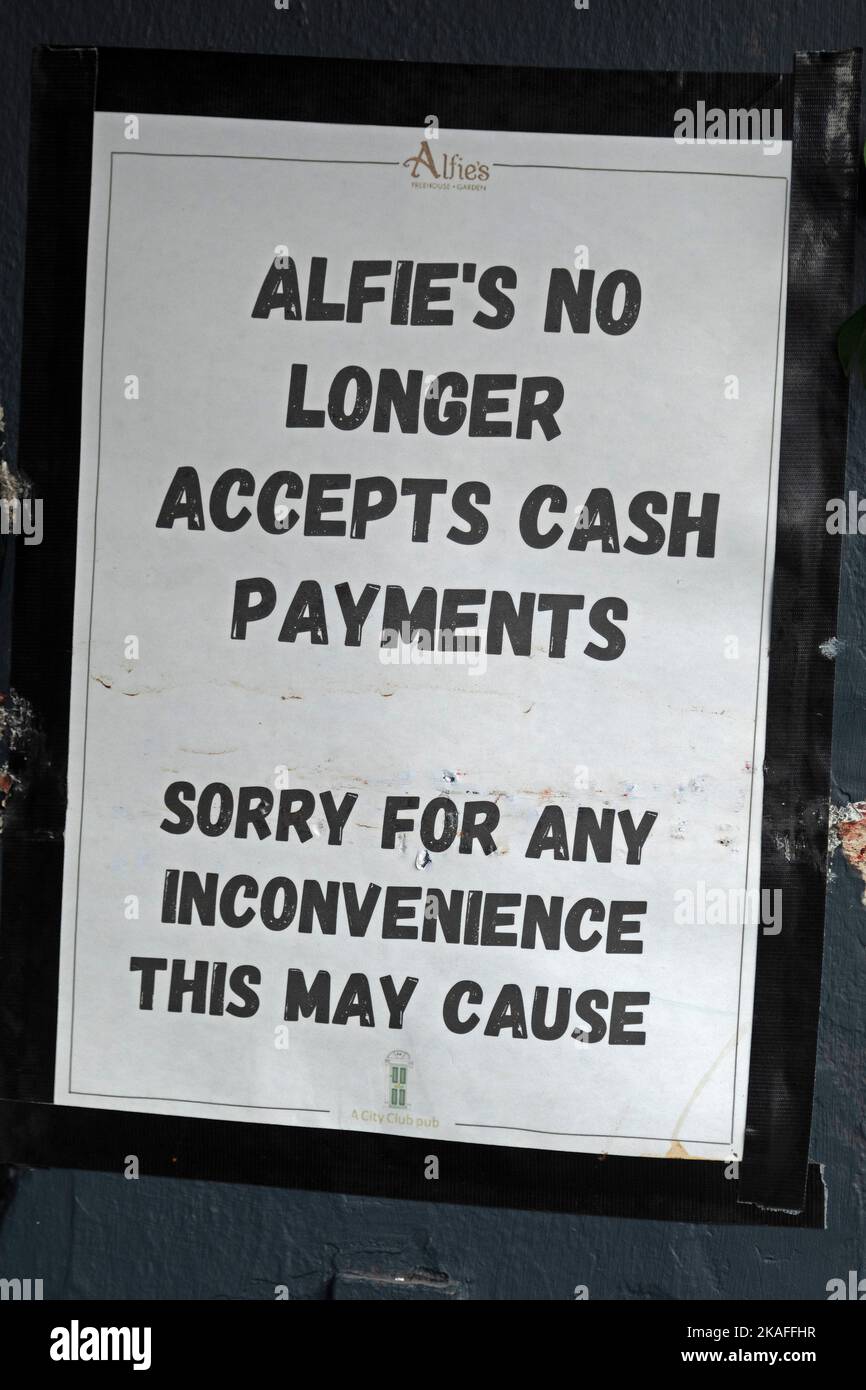 Informationen, dass Bargeld nicht mehr akzeptiert wird, Pub, Winchester, Hampshire, England, Großbritannien Stockfoto