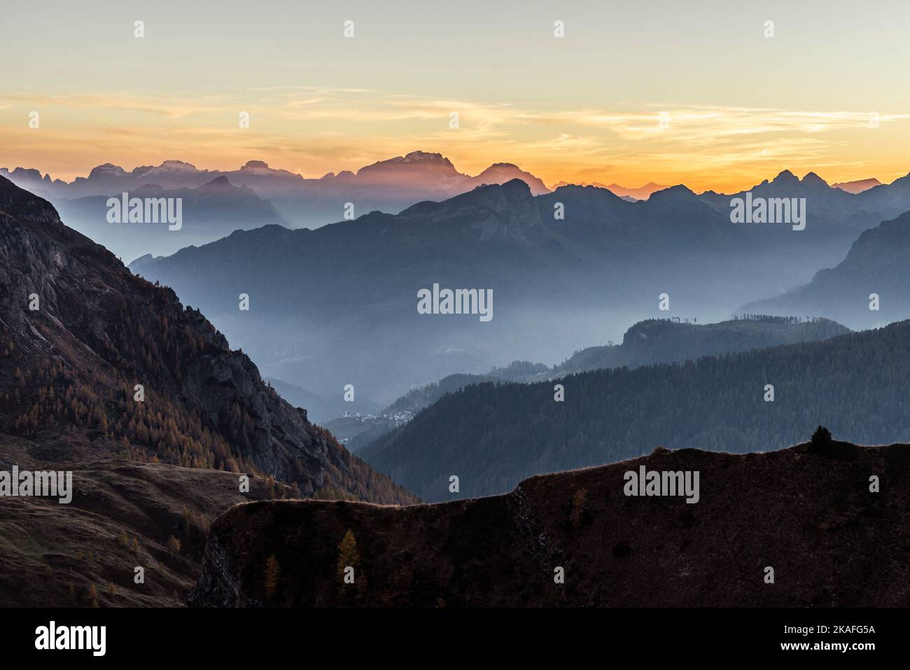 Dusk twilight over the autumnal landscape with valleys and mountain ranges of the Civetta Group and Ampezzo Dolomites, Passo di Giau, Dolomites, Italy Stockfoto