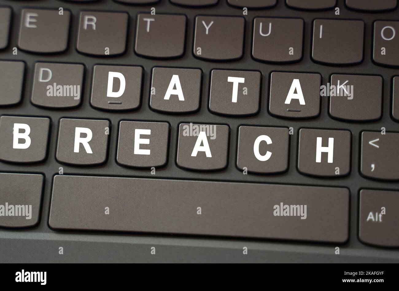 Internetkonzept. Auf der schwarzen Tastatur ist die Beschriftung weiß hervorgehoben - DATA BREACH Stockfoto
