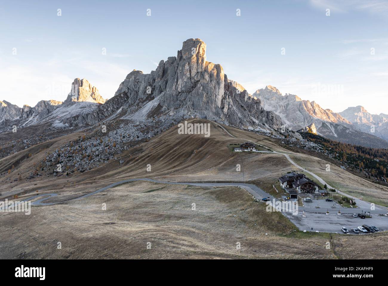 Die Ampezzo-Dolomiten mit Ra Gusela, Nuvolau und Averau erstrahlen am Giau-Passo bei Sonnenaufgang im Herbst, Cortina d'Ampezzo, Dolomiten, Italien Stockfoto