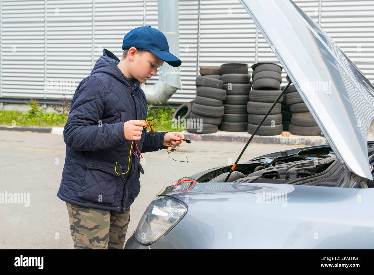Mechaniker Junge arbeitet und repariert ein Auto in einer Garage. Reparaturservice. Autoservice Stockfoto