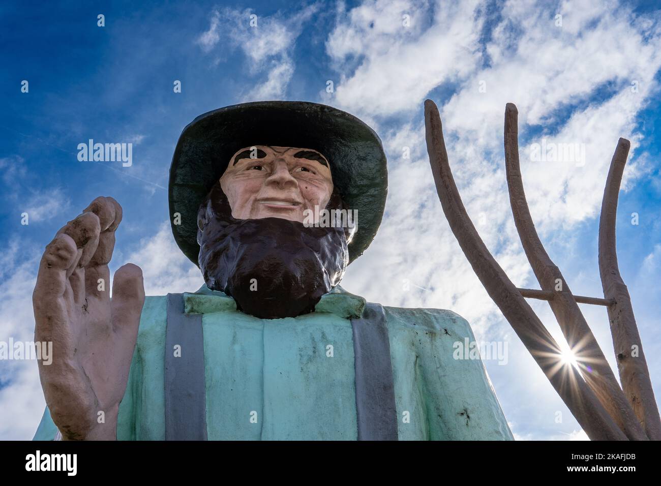 Ronks, PA - 30. Oktober 2022: 'Amos' von Zinns Diner ist eine große Fiberglas-Skulptur eines Amish-Mannes von Rod Shutt, der vor der Hershey Farm steht, als Leihgabe f Stockfoto