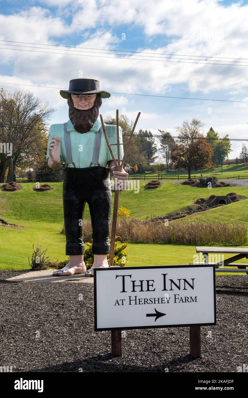Ronks, PA - 30. Oktober 2022: 'Amos' von Zinns Diner ist eine große Fiberglas-Skulptur eines Amish-Mannes von Rod Shutt, der vor der Hershey Farm steht, als Leihgabe f Stockfoto
