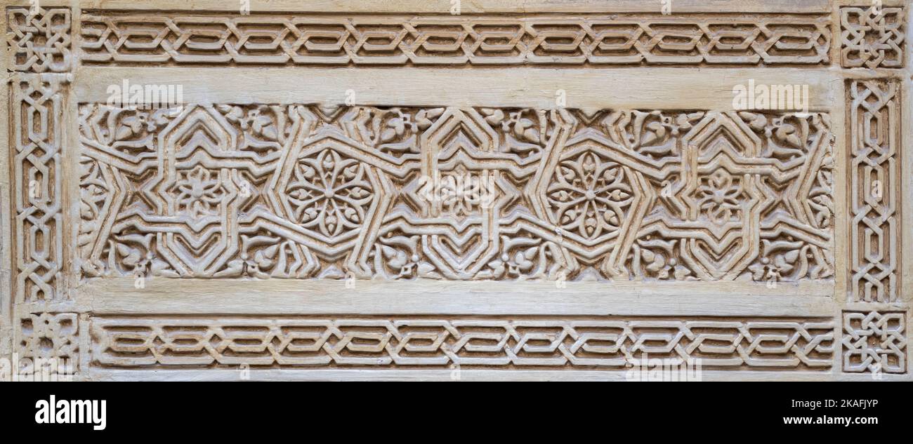 Azulejos con bajorrelieve de estilo árabe y mudéjar en una pared de la AlcaicerÃa de Granada, España Stockfoto Azulejos con bajorrelieve de estilo árabe y mudéjar en una pared de la AlcaicerÃa de Granada, España Stockfoto