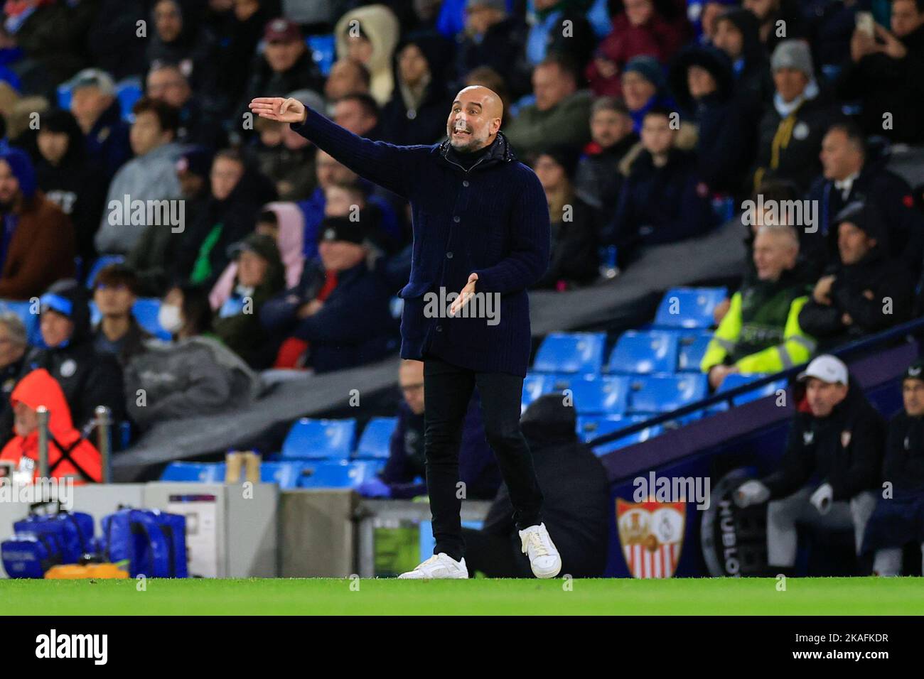 Manchester, Großbritannien. 02.. November 2022. PEP Guardiola die Managerin von Manchester City beim UEFA Champions League-Spiel Manchester City gegen Sevilla im Etihad Stadium, Manchester, Großbritannien, 2.. November 2022 (Foto von Conor Molloy/News Images) in Manchester, Großbritannien am 11/2/2022. (Foto von Conor Molloy/News Images/Sipa USA) Quelle: SIPA USA/Alamy Live News Stockfoto