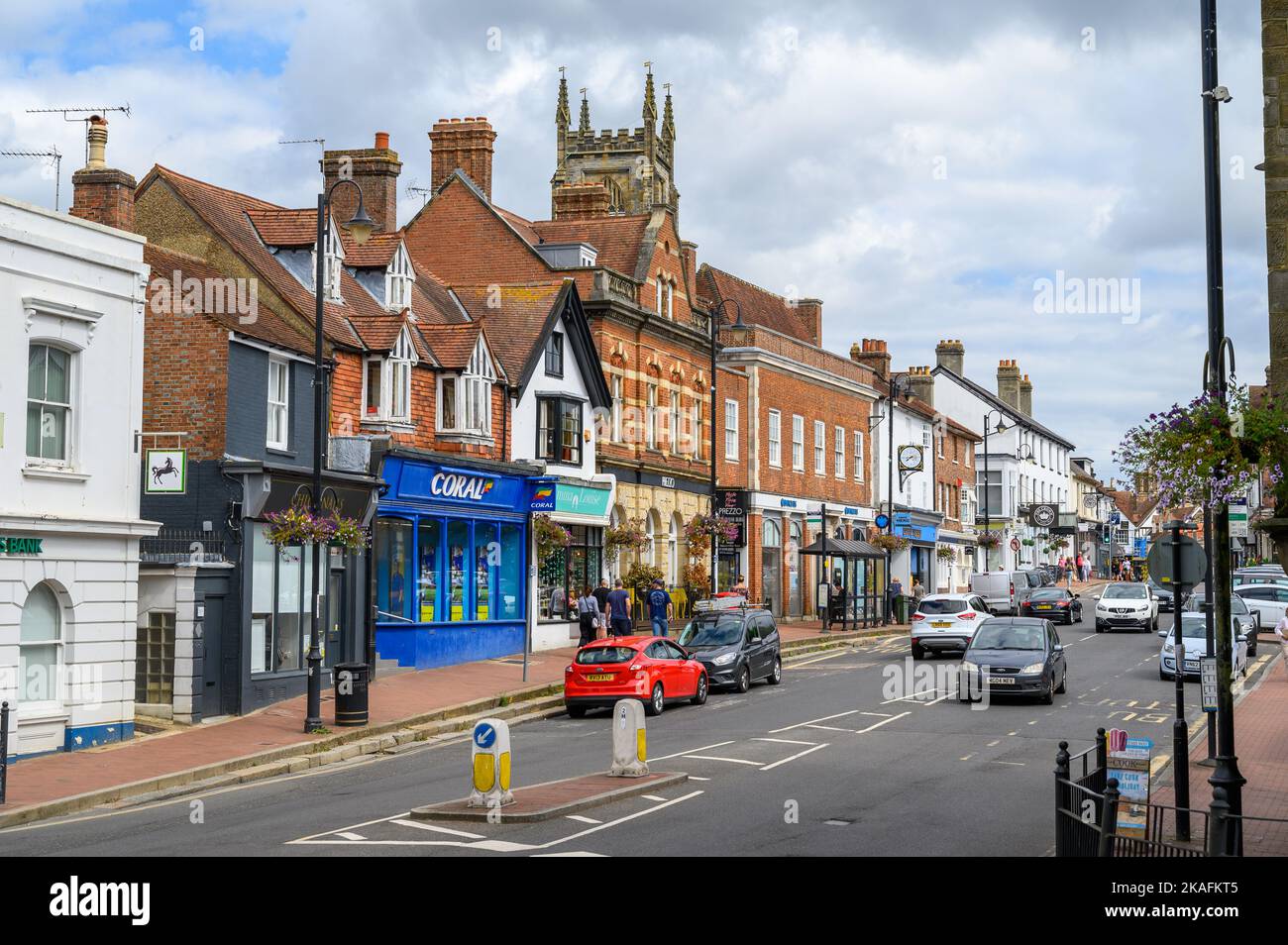 Blick vom Anfang der historischen High Street in East Grinstead mit einer breiten Straße, die ursprünglich Markt und Messen beherbergen sollte. East Sussex, England. Stockfoto