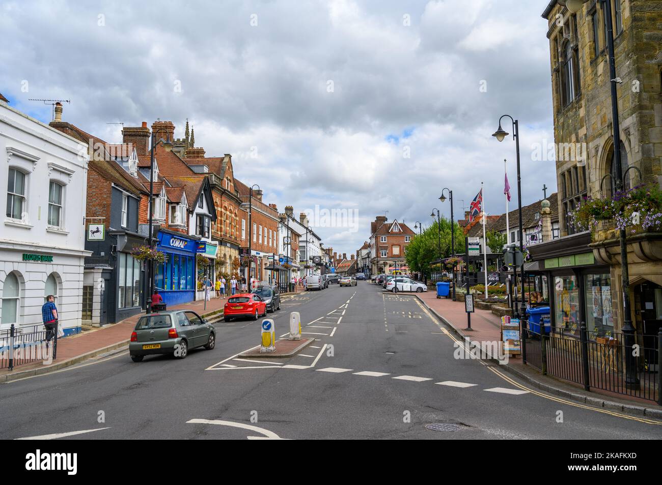 Blick vom Anfang der historischen High Street in East Grinstead mit einer breiten Straße, die ursprünglich Markt und Messen beherbergen sollte. East Sussex, England. Stockfoto