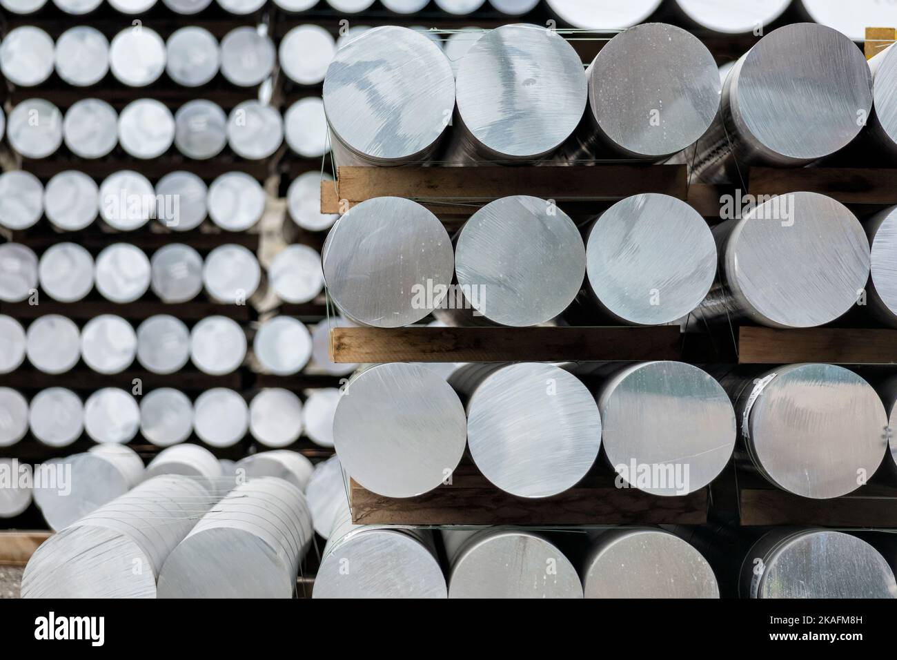Rundstangen aus Aluminium für die Lagerung im Freien Stockfoto