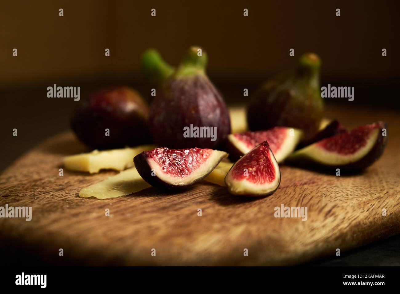 In Scheiben geschnittene Feigen auf einem Holzbrett Stockfoto