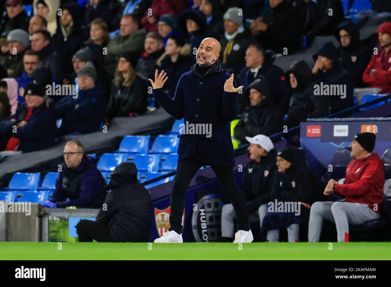Manchester, Großbritannien. 02.. November 2022. PEP Guardiola die Managerin von Manchester City beim UEFA Champions League-Spiel Manchester City gegen Sevilla im Etihad Stadium, Manchester, Großbritannien, 2.. November 2022 (Foto von Conor Molloy/News Images) in Manchester, Großbritannien am 11/2/2022. (Foto von Conor Molloy/News Images/Sipa USA) Quelle: SIPA USA/Alamy Live News Stockfoto