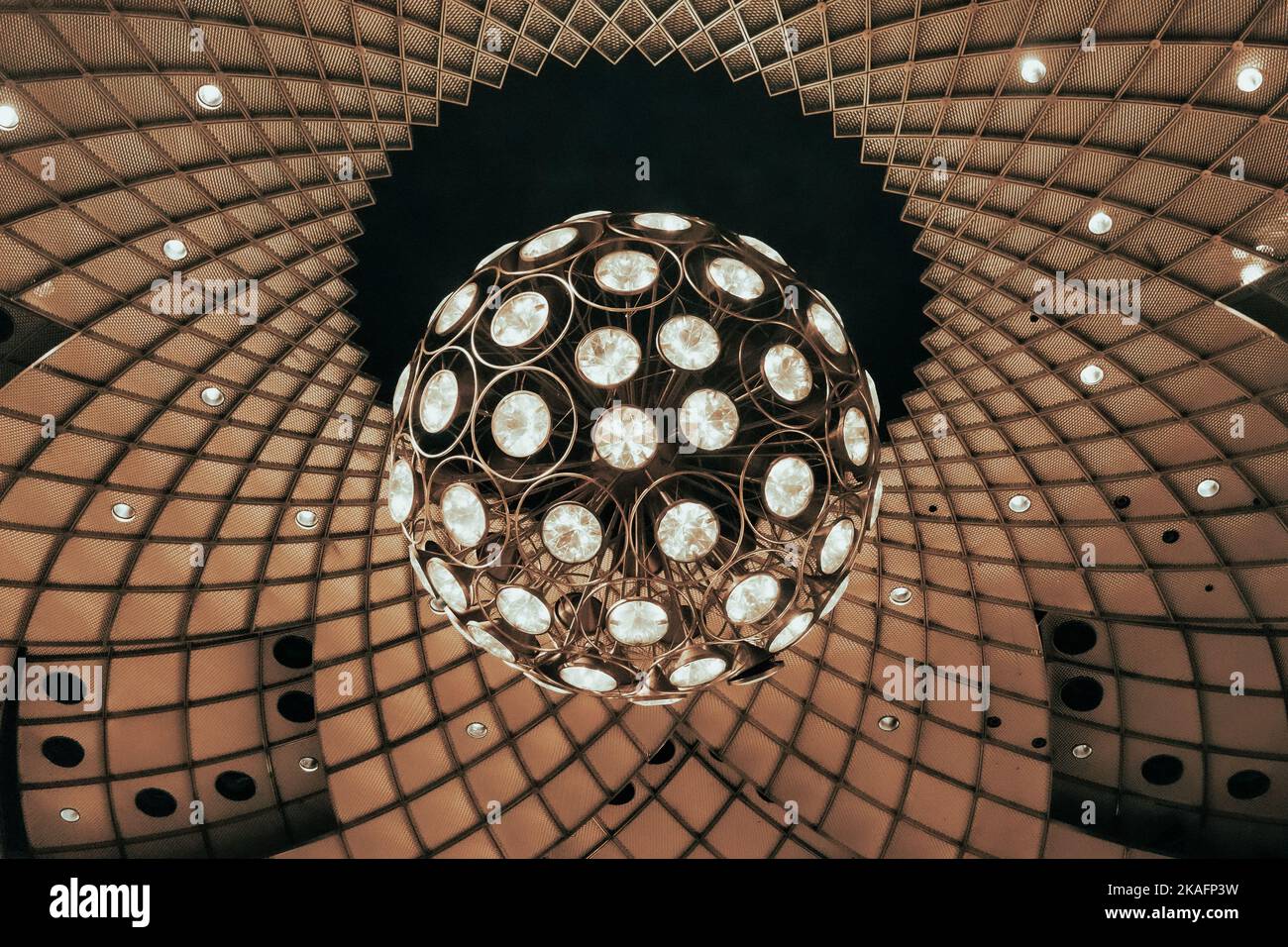 Die klangvolle Deckenleuchte im David H Koch Theater in New York Stockfoto