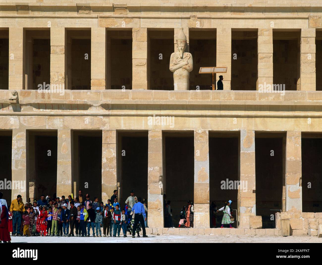 Luxor Ägypten Deir El-bahri Leichentempel der Hatschepsut Schulbesuch Stockfoto