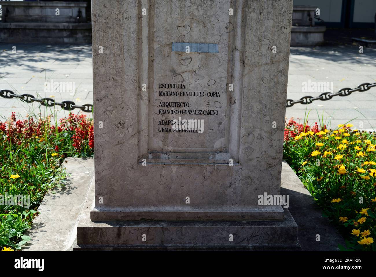 Inschrift auf dem Sockel der Statue von Alfonso XIII vor dem Postamt in Santander. Architekt: Francisco Gonzalez, Bildhauer: Mariano Benlliure. Stockfoto