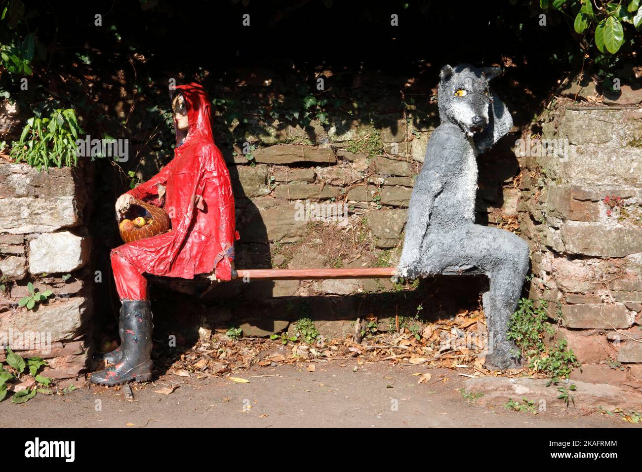 Kleine rote Reiterhaube und der Wolf in Cockington, Devon Stockfoto