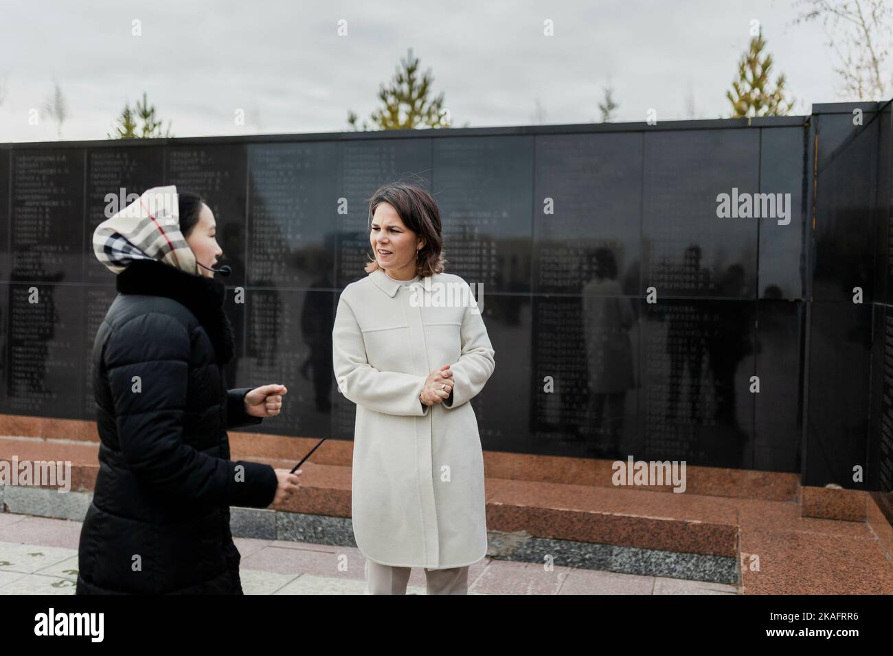 (RL) Bundesaußenministerin Annalena Baerbock (Bündnis 90/die Grünen), fotografiert mit Fariza Askhatova, Museumsführerin der ALZHIR-Gedenkstätte, bei einem Besuch der ALZHIR-Gedenkstätte in Astana, 31. Oktober 2022. Baerbock reist zu Gesprächen nach Kasachstan und Usbekistan. Stockfoto