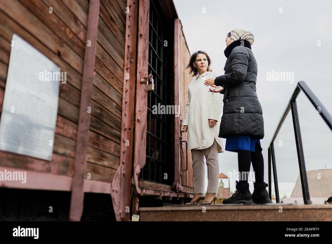 (LR) Bundesaußenministerin Annalena Baerbock (Bündnis 90/die Grünen), fotografiert mit Fariza Askhatova, Museumsführerin der ALZHIR-Gedenkstätte, bei einem Besuch der ALZHIR-Gedenkstätte in Astana, 31. Oktober 2022. Baerbock reist zu Gesprächen nach Kasachstan und Usbekistan. Stockfoto