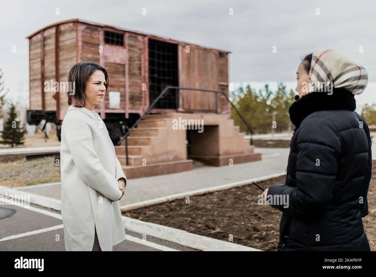 (LR) Bundesaußenministerin Annalena Baerbock (Bündnis 90/die Grünen), anlässlich eines Besuchs der Gedenkstätte ALZHIR mit Fariza Askhatova, Museumsführerin der Gedenkstätte ALZHIR, in Astana, 31. Oktober 2022. Baerbock reist zu Gesprächen nach Kasachstan und Usbekistan. Stockfoto