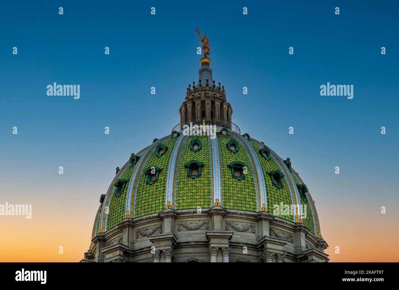 Detail der Fliesen und der Statue auf der Kuppel des Pennsylvania State Capitol Gebäudes in Harrisburg PA Stockfoto