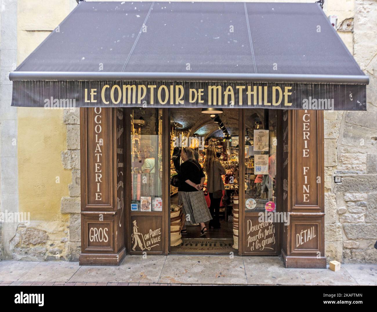 Eine Niederlassung von Le Comptoir de Mathilde in Nímes, Frankreich, die eine Reihe von Schokolade- und Feinkostprodukten verkauft. Stockfoto