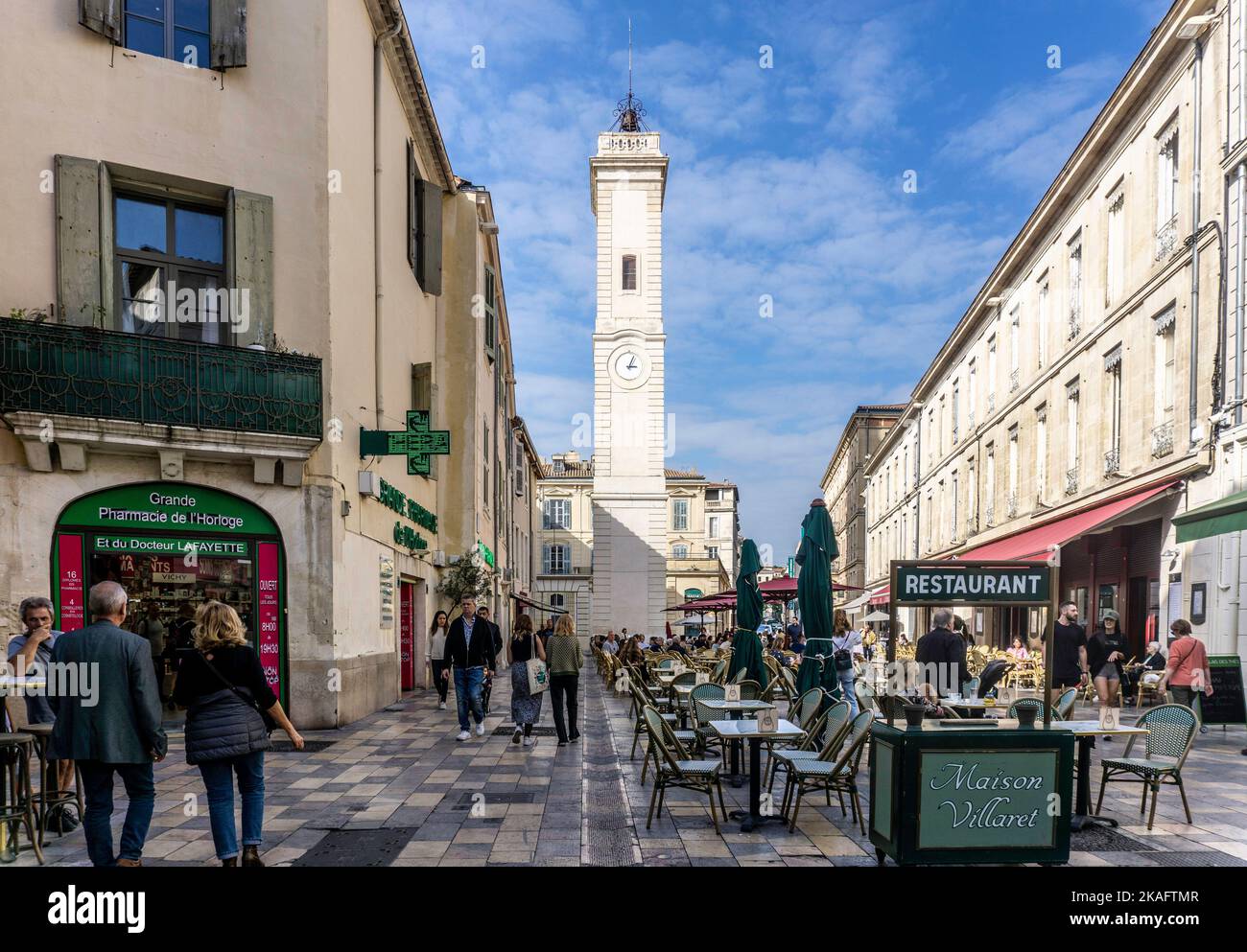Restaurants und Straßenleben auf dem Place de l’Horloge, Nimes, Frankreich Stockfoto