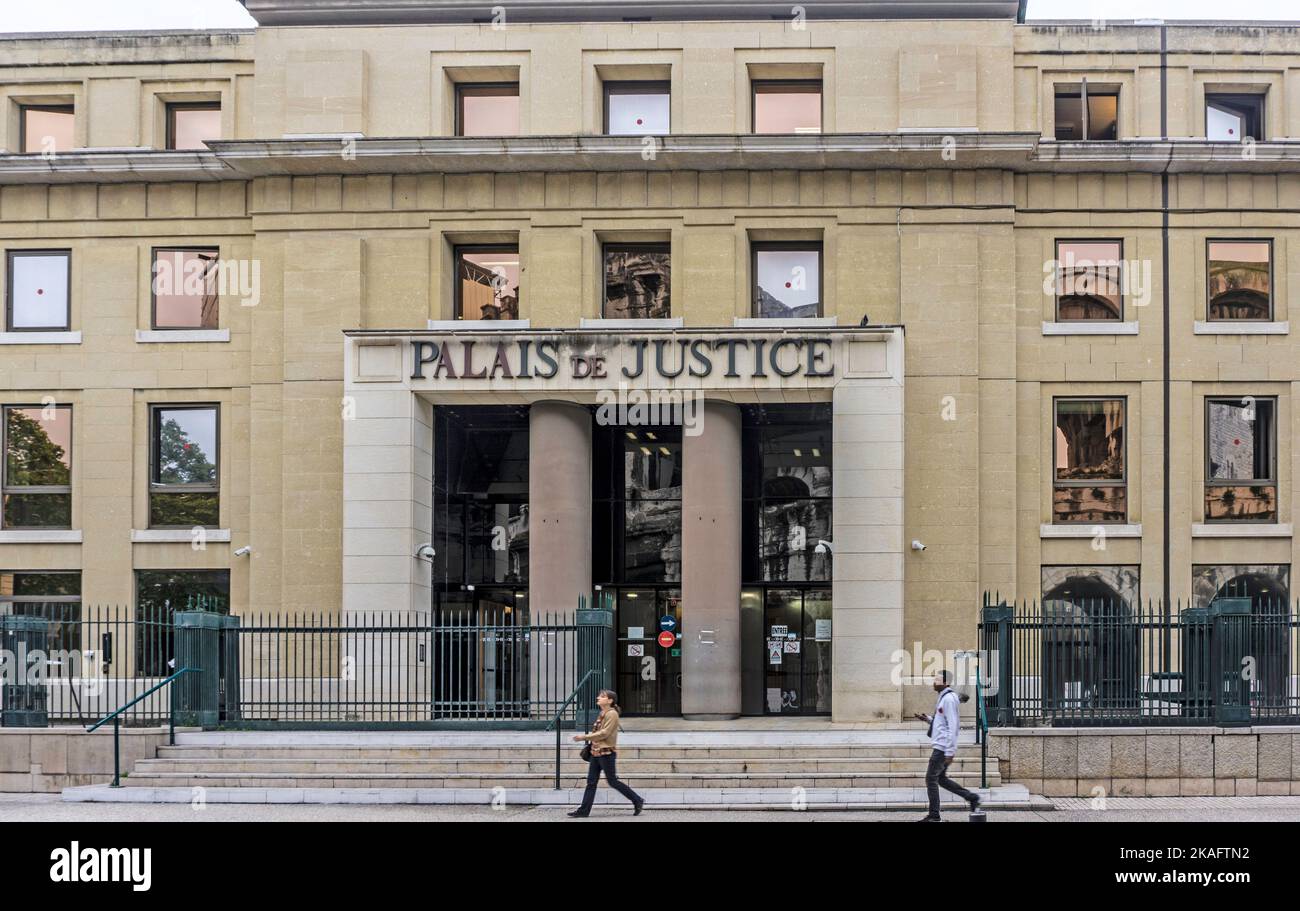 Der Justizpalast, das Gerichtsgebäude in Nímes, Frankreich. Stockfoto