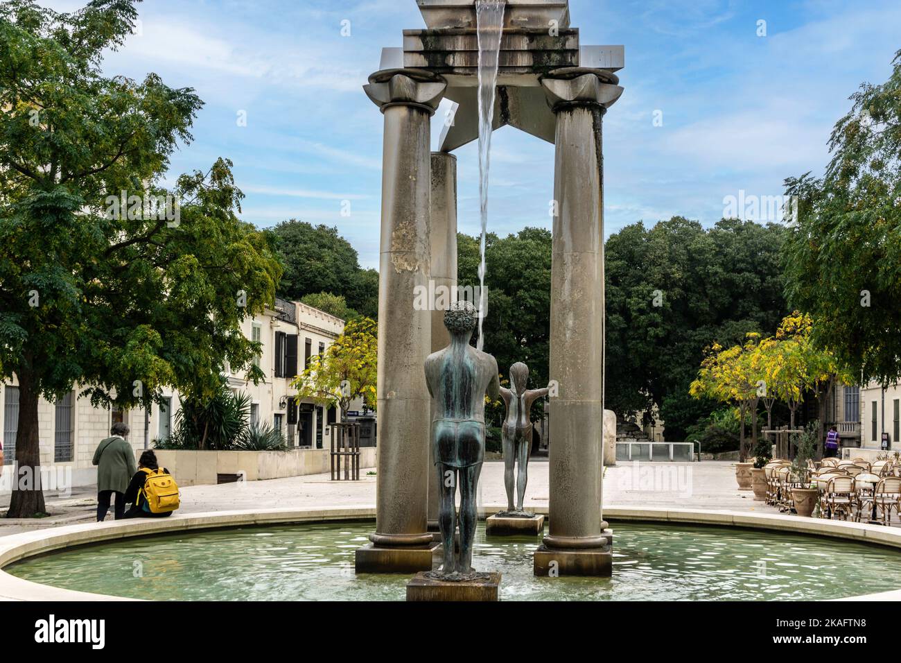 Eine Statue und ein Brunnen von Martial Raysse in der Nähe des Jardin de la Fountaine in Nímes, Frankreich. Stockfoto