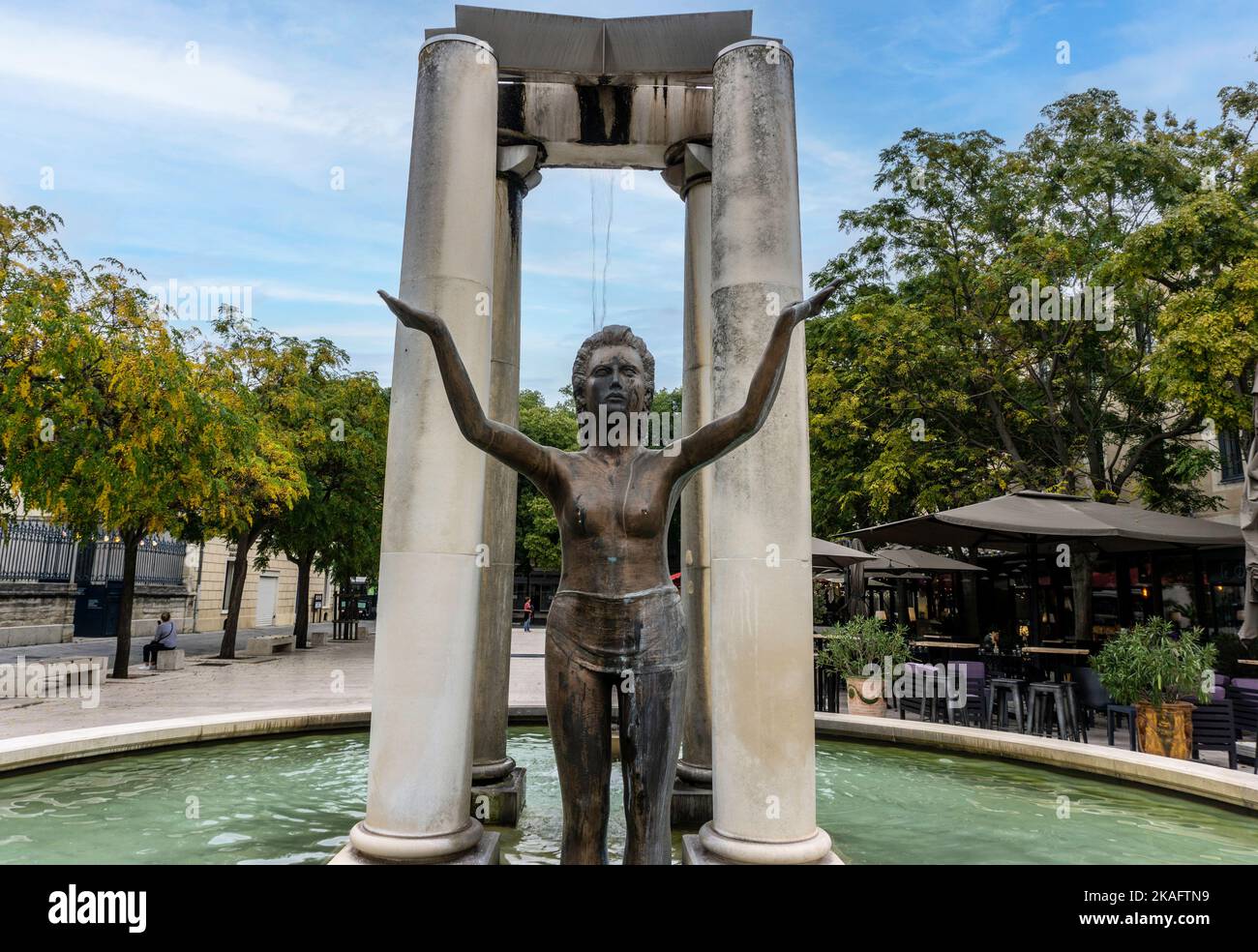 Eine Statue und ein Brunnen von Martial Raysse in der Nähe des Jardin de la Fountaine in Nímes, Frankreich. Stockfoto