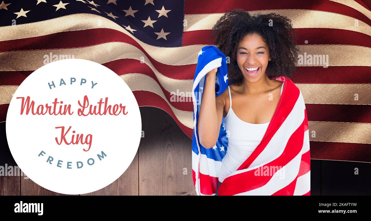 Porträt einer lächelnden afroamerikanischen Frau, die von martin luther King Junior Day in die usa-Flagge gewickelt wurde Stockfoto